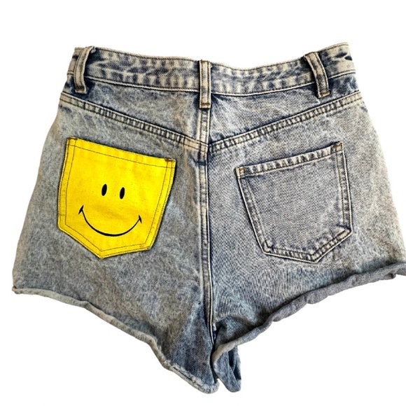 Dressed in LALA - Happy Hour Denim Shorts, gray acid wash - Picture 2 of 2